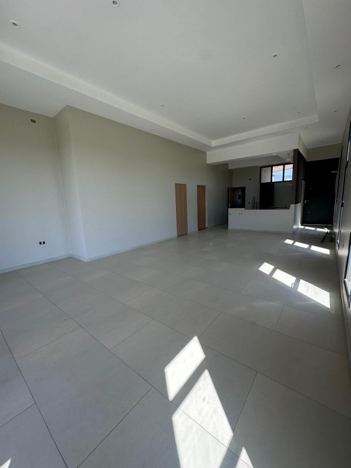 Casa a estrenar en el Country Viento Sur