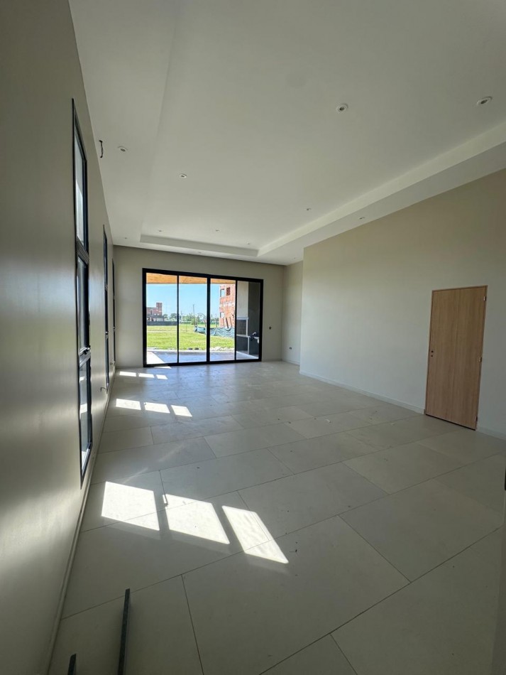 Casa a estrenar en el Country Viento Sur