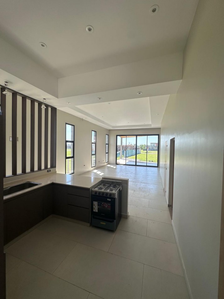 Casa a estrenar en el Country Viento Sur