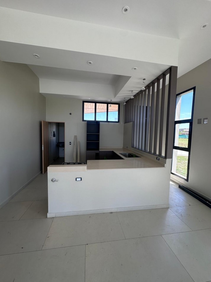 Casa a estrenar en el Country Viento Sur