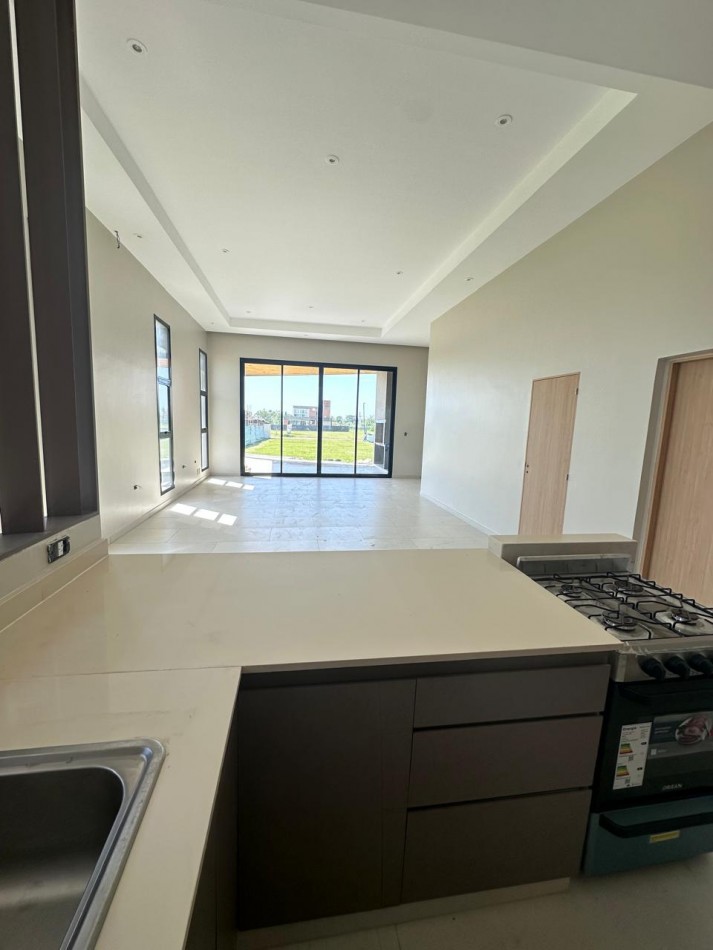 Casa a estrenar en el Country Viento Sur