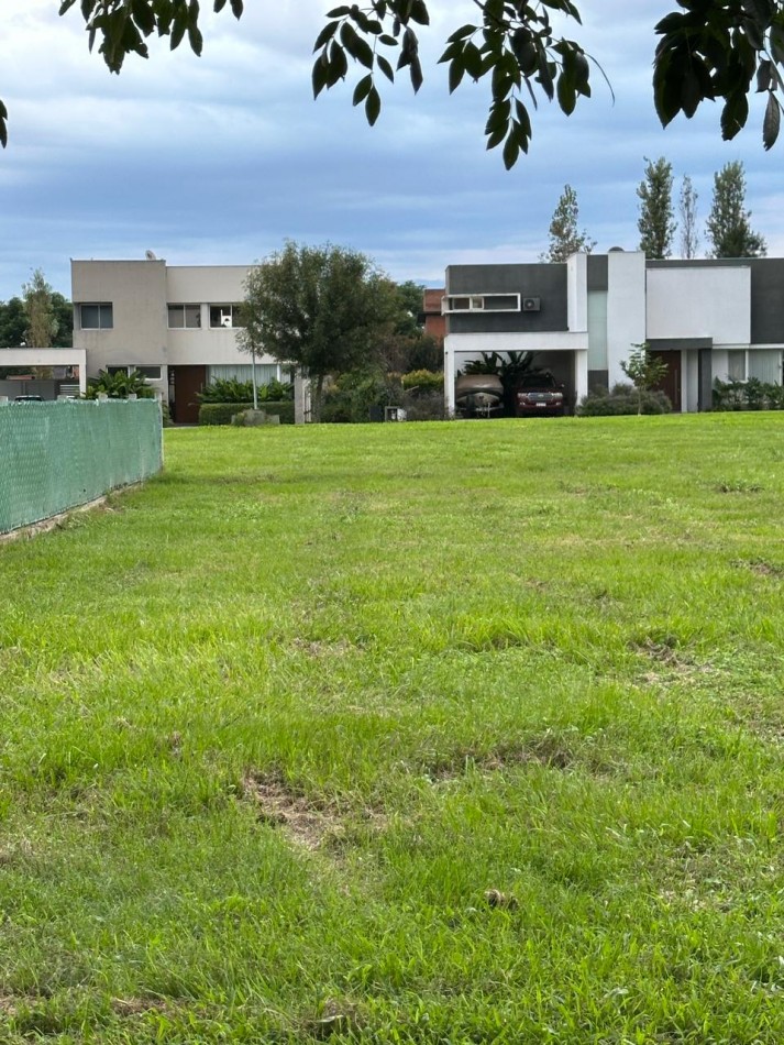 terreno central en venta Barrio privado Quinta Azucena