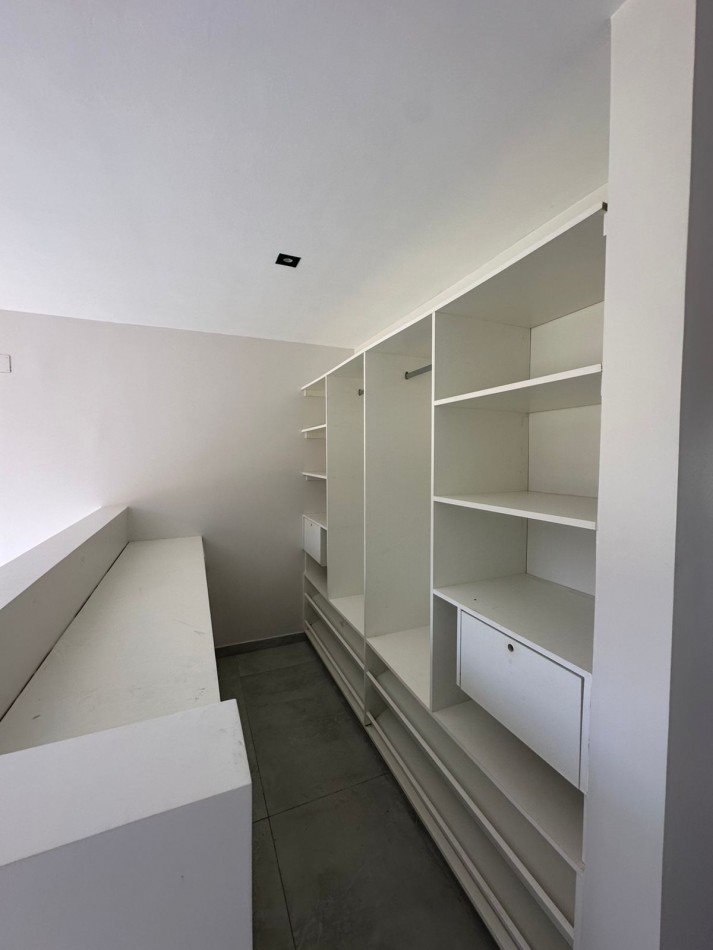 Casa a estrenar en el Country La Reserva 1