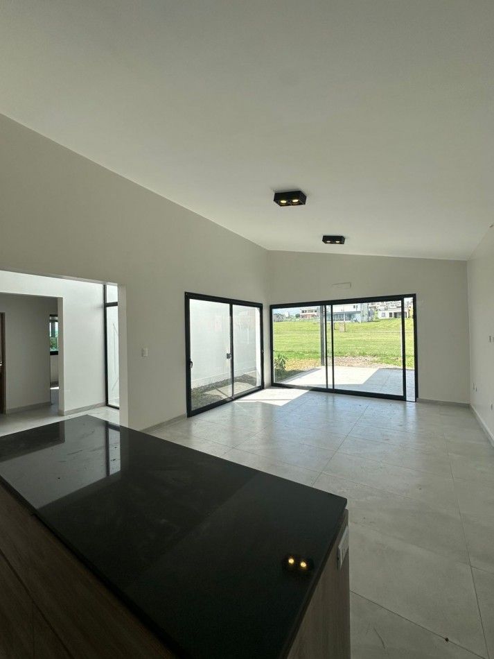 Casa a estrenar en el Country La Reserva 1