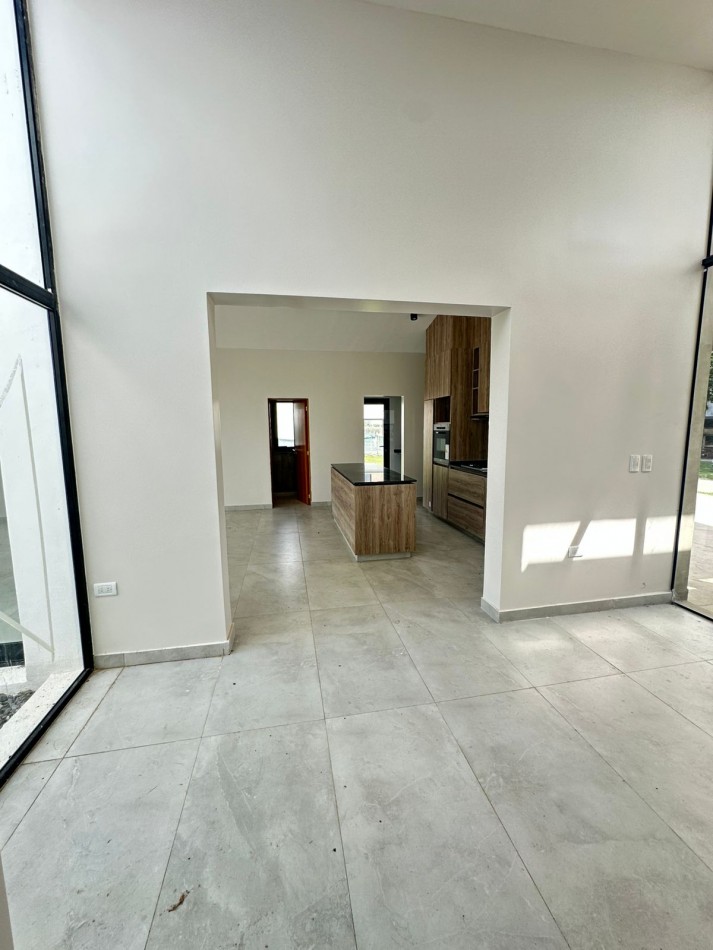 Casa a estrenar en el Country La Reserva 1