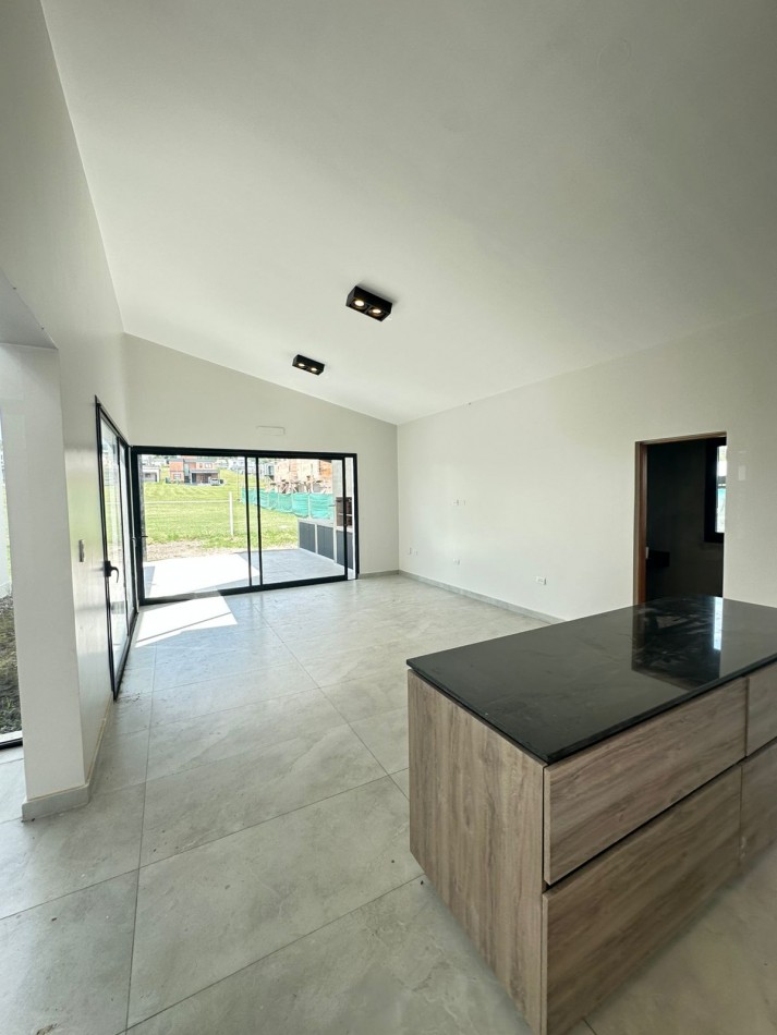 Casa a estrenar en el Country La Reserva 1