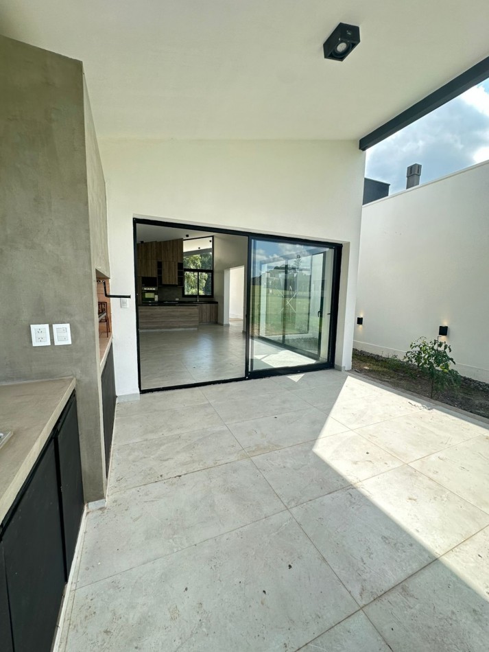 Casa a estrenar en el Country La Reserva 1