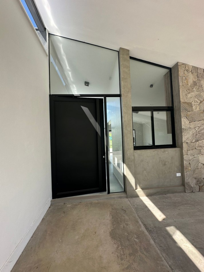 Casa a estrenar en el Country La Reserva 1