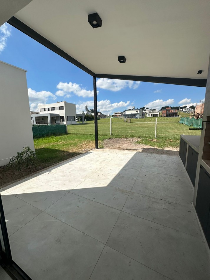 Casa a estrenar en el Country La Reserva 1