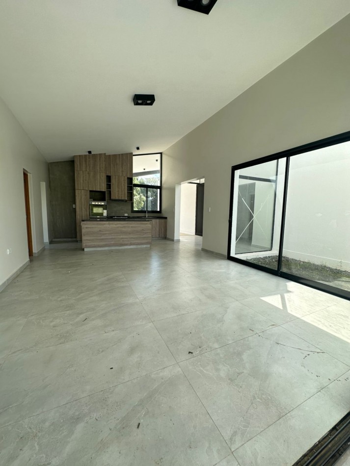 Casa a estrenar en el Country La Reserva 1