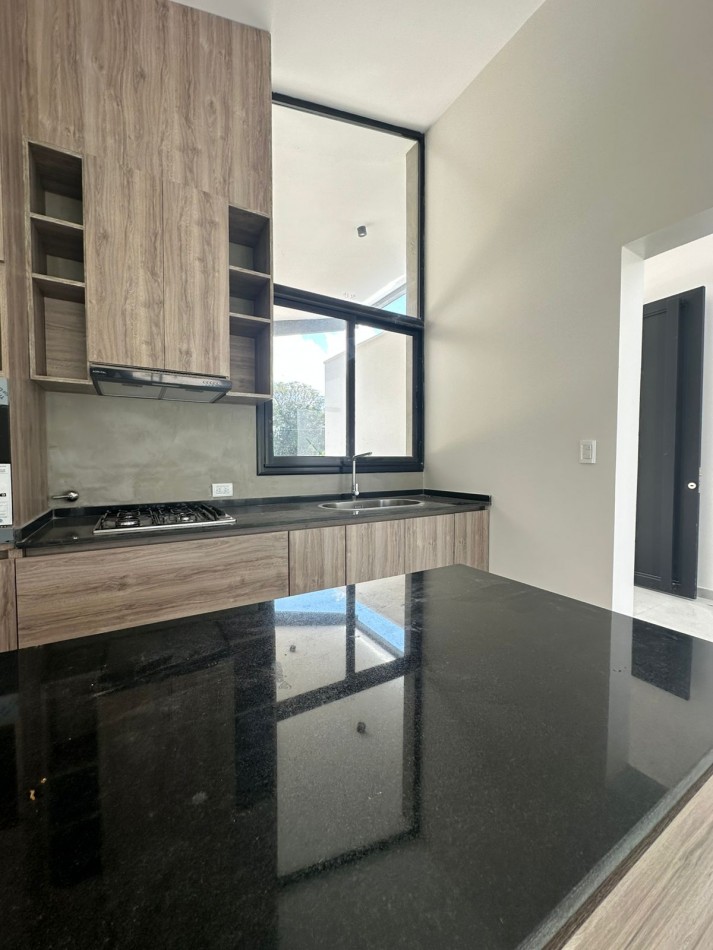 Casa a estrenar en el Country La Reserva 1