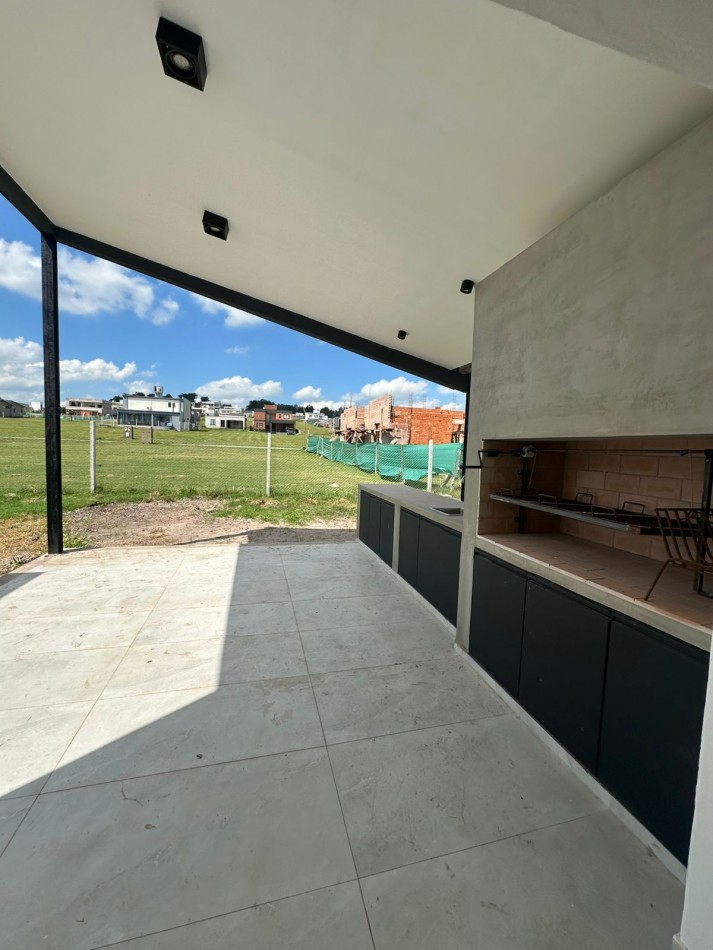 Casa a estrenar en el Country La Reserva 1