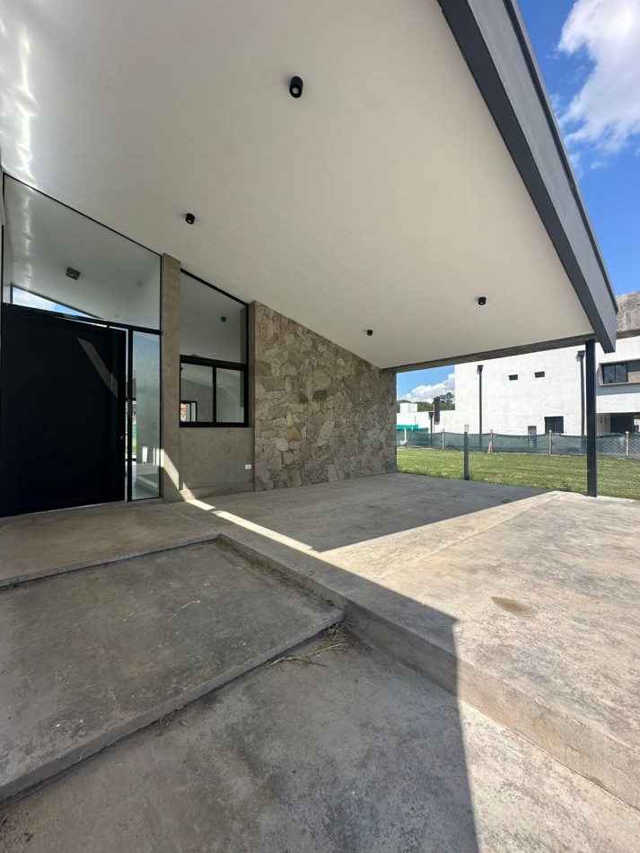 Casa a estrenar en el Country La Reserva 1