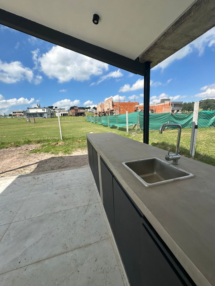 Casa a estrenar en el Country La Reserva 1