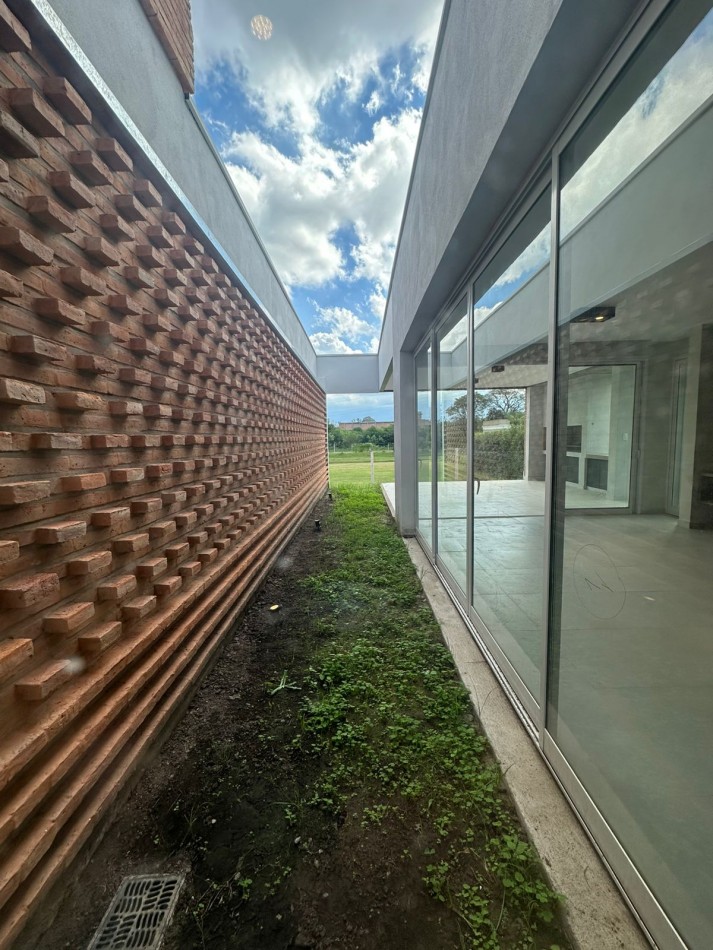 Casa a estrenar en Country La Reserva 1 - Lote A17